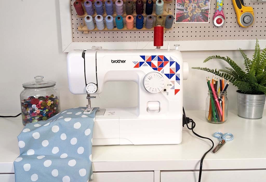 How to sew a four step buttonhole on the Brother L14S sewing machine